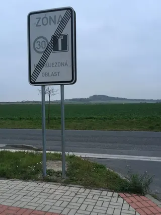 V řijnu 2019 byla postavena spadlá značka na rohu ulic Podchýšská a Zálužická