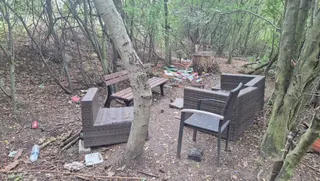 31.7.2025 Nepořádek za dětským hřiště Maletická, uklizen