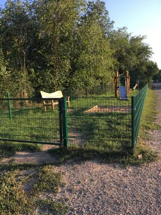V červenci 2020 byla opravena branka na dětském hřišti K Dýmači a doplněn písek do pískoviště