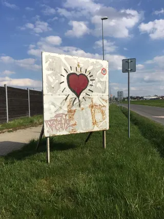 V srpnu 2021 došlo k odstranění billboardu na autobusové zastávce Zálužická