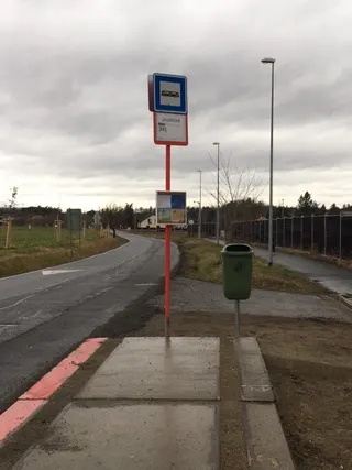 11.2.2022 byl umístěn odpadkový koš na autobusovou zastávku Zálužická
