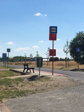 v červnu 2022 byla na autobusovou zastávku Zálužická umístěna lavička