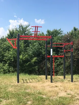 Workoutové hřiště na hřišti v Maletické ulici