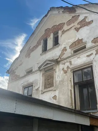 Historický štít a fasáda Cholupického statku