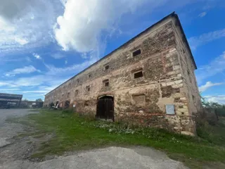 Exteriér historické budovy Cholupického statku