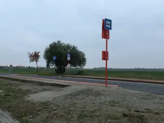 4.11.2019 byla přídána autobusová zastávka Zálužická na znamení u nové zástavby